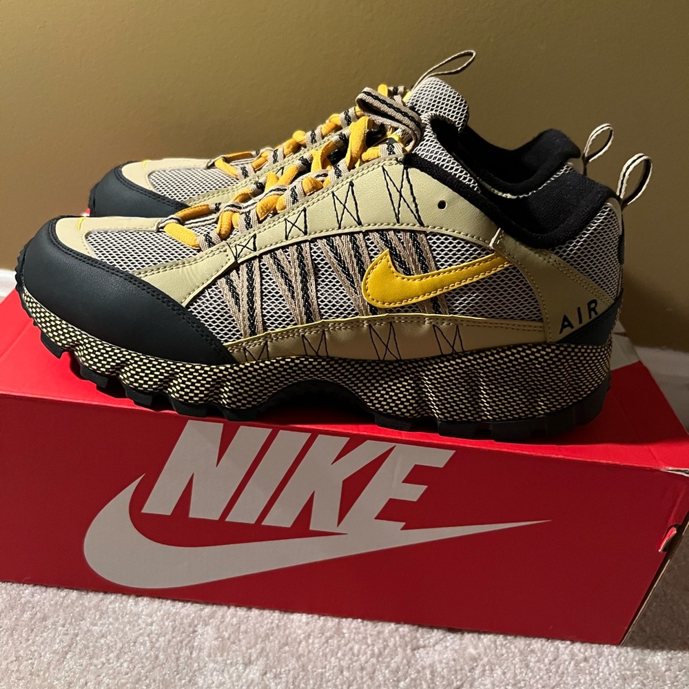 Nike Air Humara QS Size 11.5
